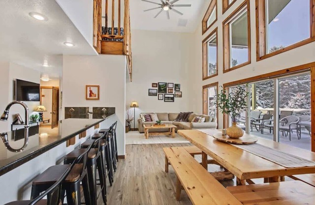 Lake House Sleeps 18, Hot Tub - Year-Round Adventu