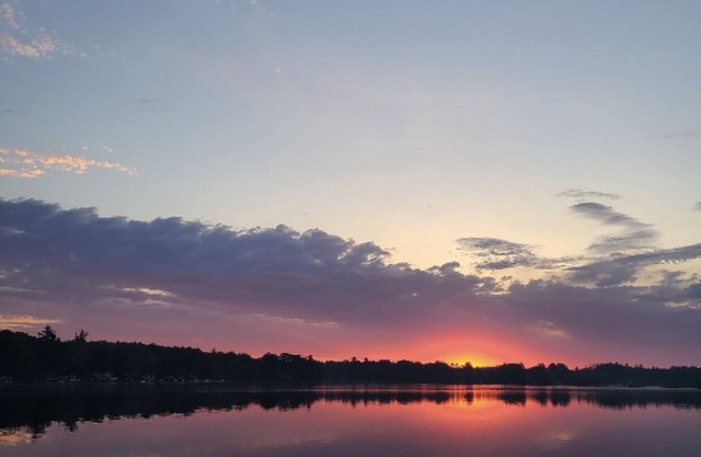 Lake house sleeps 5 in Hampstead NH. Relax on Sunset Lake. ￼