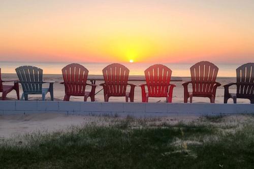 Lake Huron - 3 Bedroom, 2 Bath Lake Front Home (Sleeps 12)