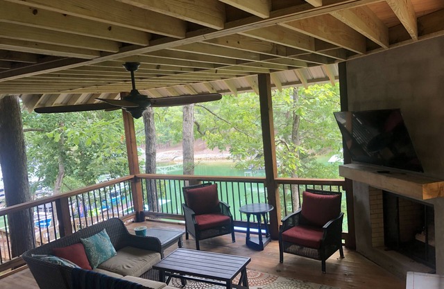 Lake Keowee Cabin 14 miles to Clemson with Hot Tub and new private dock