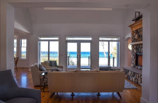 Lake Michigan Luxury Lake House with 5 private bedroom suites