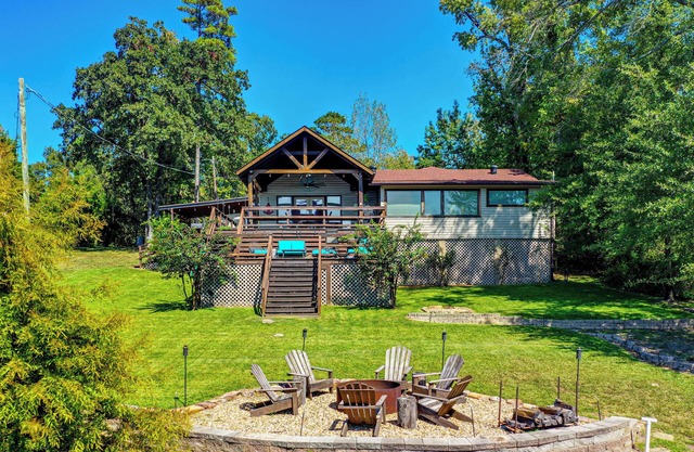 Lake O' the Pines Home w/Fire Pit in Jefferson!