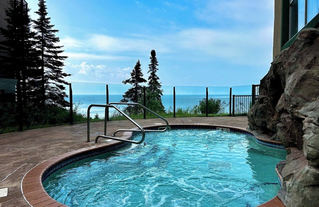 Lake Superior Condo~Whirlpool, Fireplaces, Balcony+Resort Amenties