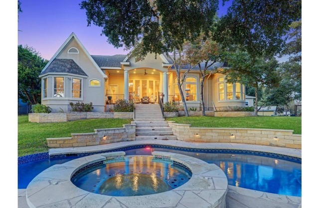 Lake Travis Luxury Estate, Private Heated Pool, Multiple Spas, Weddings Welcome!