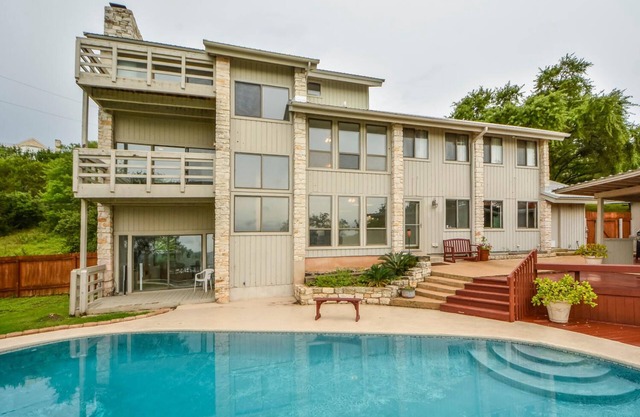 Lake Travis Oasis, Pool, Hot Tub, Lake Views, Near Marinas & Austin!