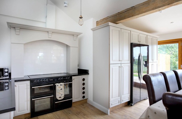 Lake View Barn Beautiful 4 bedroomed conversion sleep 9 with use of private lake