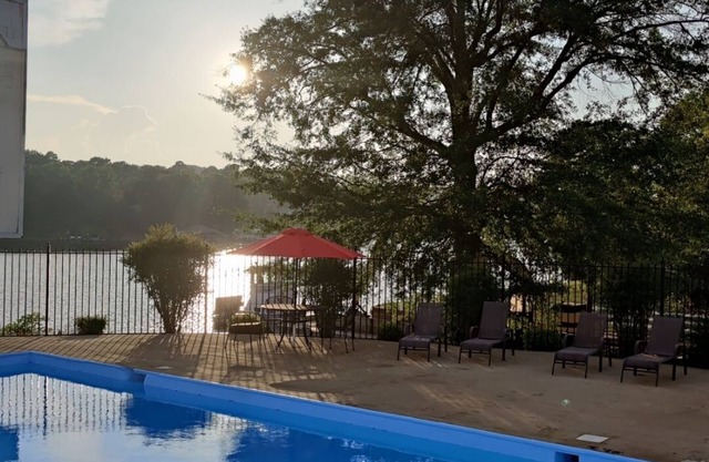 Lake View Inn & Suites