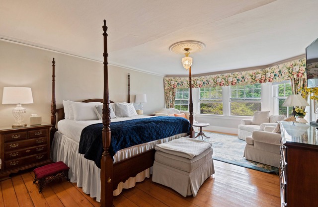 Lake View Suite with wall of windows w south exposure, Large King, Ensuite Bath