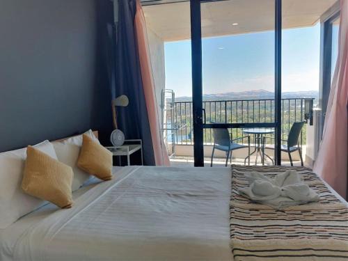 Lake Views Balcony in Spacious 1 Bed Unit - Hosted by CanStay