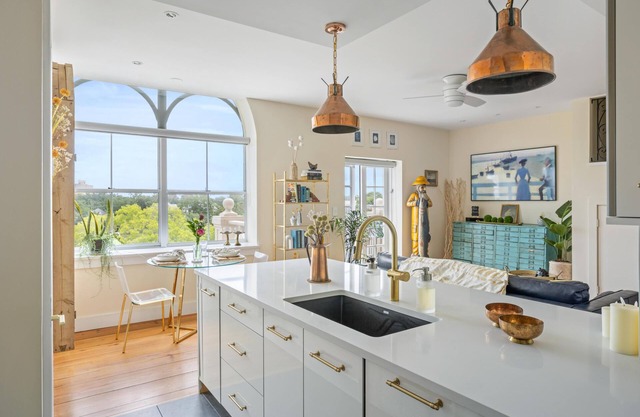 Lakefront balcony, walk to MUSC/food, luxe decor; 1 bedroom historical charmer!