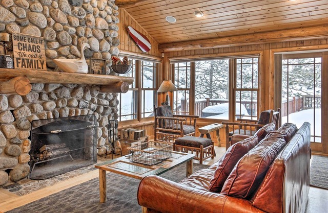 Lakefront Cabin: 11 Mi to Downtown Shops & Dining!