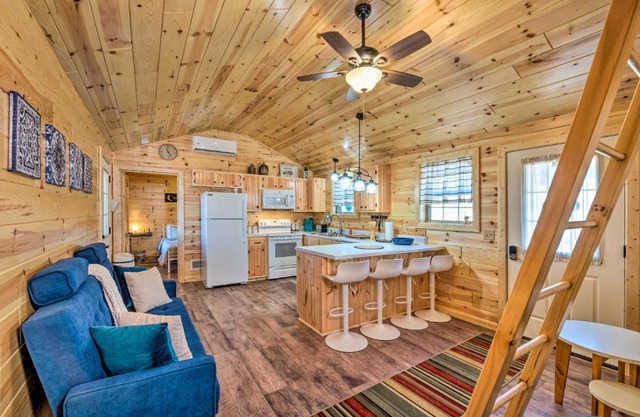 Lakefront Cabin Private Dock, Trails, Cave, Etc!