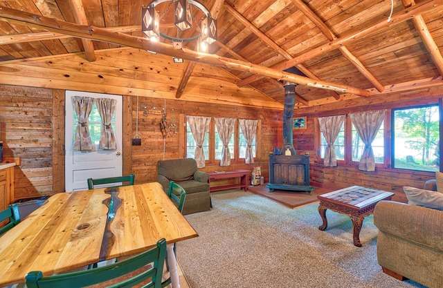 Lakefront Cabin w/Beach Access: Levering Retreat