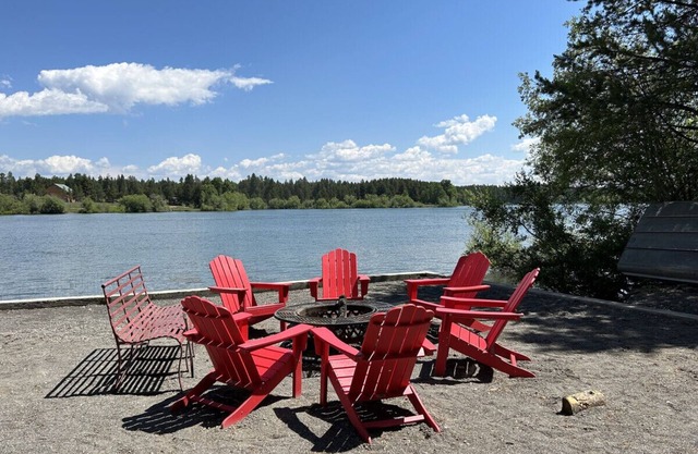 Lakefront cabin with private dock and fire pit - Hidden Bear Cabin