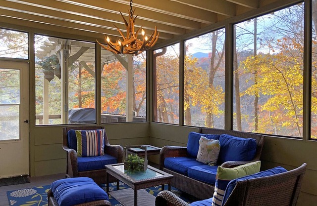 Lakefront Chalet in Rumbling Bald, Kayaks, SUP's, Peddle Boat, Stone Fire Pit