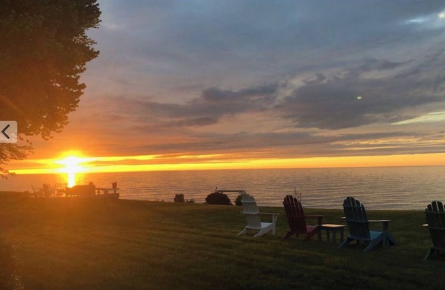 Lakefront Cottage BOOK 3 nights in 2025 get 4th free. Must msg for discount.