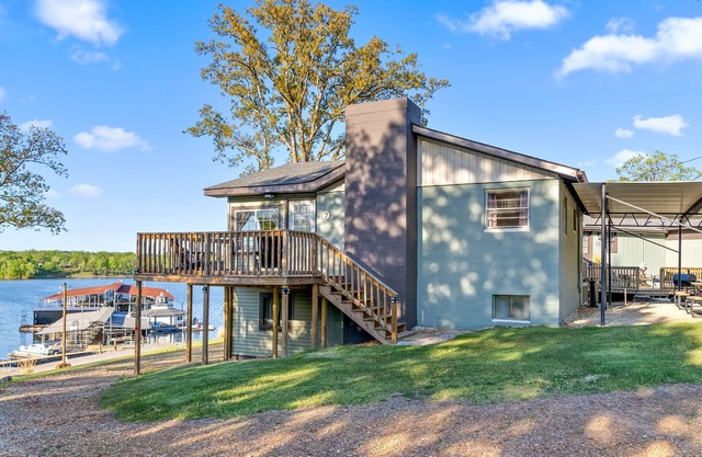 Lakefront Cozy 2-bedroom on Kentucky Lake. Pet-Friendly! Boat Slip Included