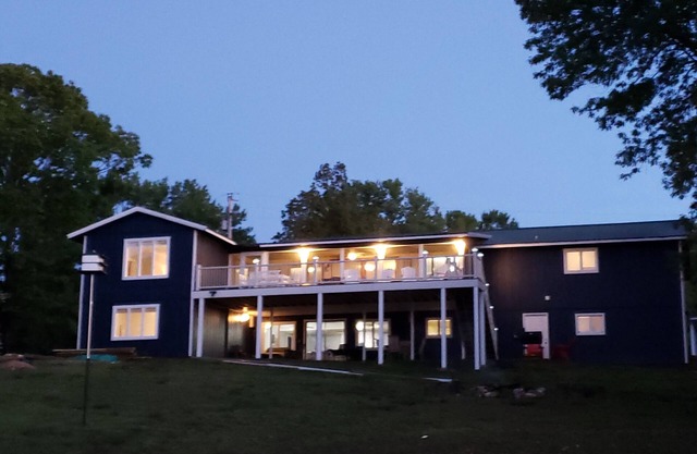 Lakefront - Gentle Slope to Water - Sleeps 18