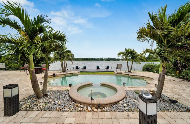 Lakefront Getaway -Luxurious Home -Pool & Games