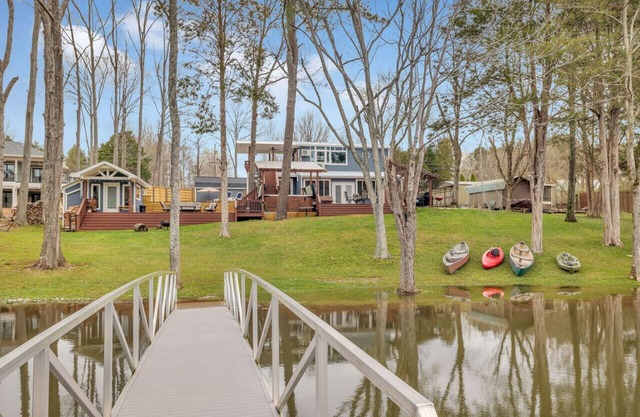 Lakefront, Heated Pool, Sauna, Sleeps 8!