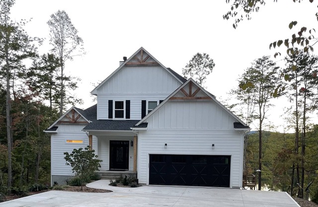 Lakefront home near vineyards, orchards tubing zip lining Biltmore & much more!