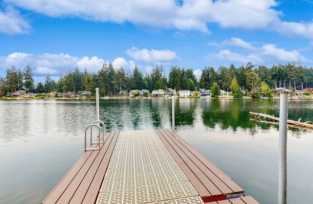 Lakefront home w/modern kitchen, wifi, great views & private dock