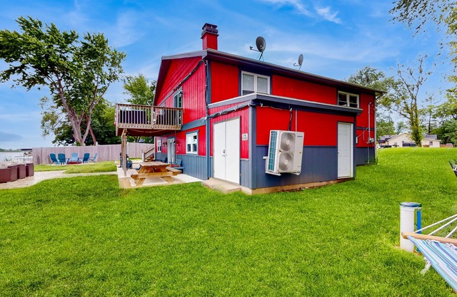 Lakefront home with firepit, 2 kitchens, & 2 W/Ds