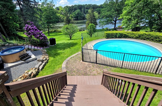 Lakefront/Legoland/West Point Retreat Under 1 Hour From NYC! Heated pool & Spa!
