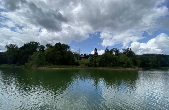 Lakefront log cabin on stunning Cherokee Lake!