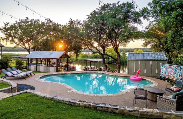 Lakefront Oasis: Pool, Hot Tub, Veranda, Fire Pit, Covered Dock w/Scenic Views