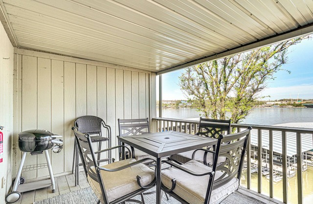 Lakefront Osage Beach Condo w/Balcony & Pool