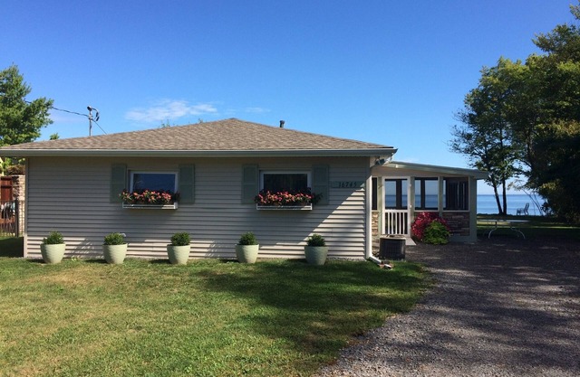 Lakefront Retreat- on Lake Ontario