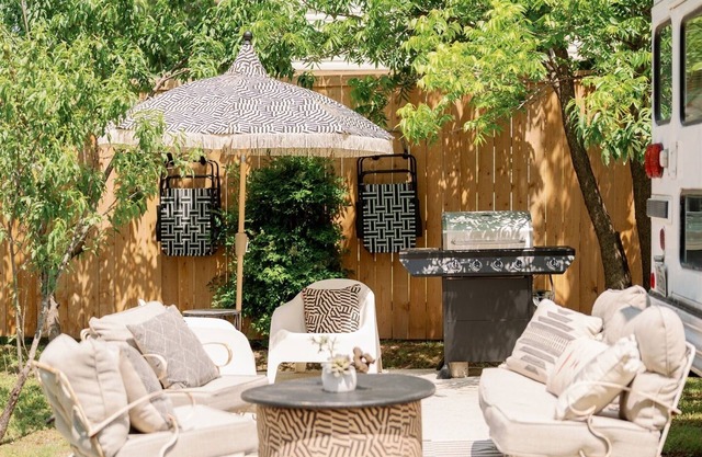 Lakefront Skoolie w/Firepit, Grill, Kayaks, Putting Green, 2 Patios, Yoga Mats.