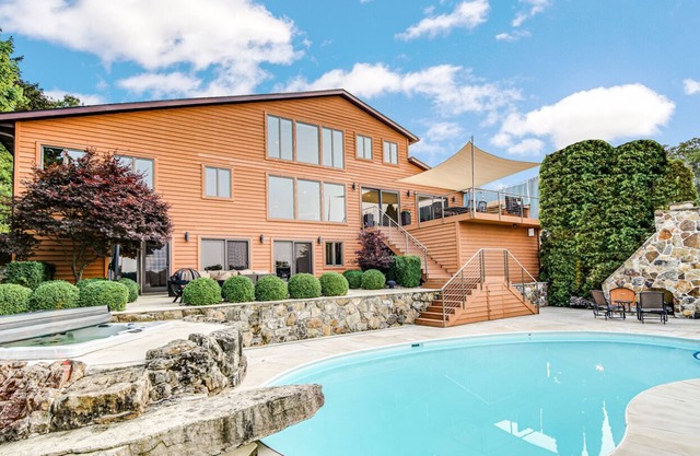 Lakefront Tech-savvy Home with Pool & Hot Tub
