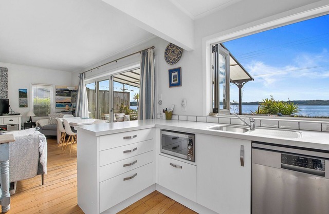 Lakefront Treasure - Lakefront Rotomā Holiday Home