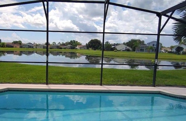 Lakefront Villa with private heated pool. 30 Minutes from Disney / Universal!