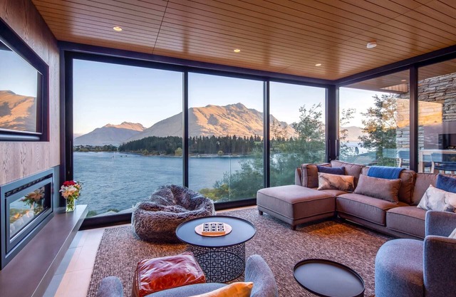 Lakehouse 1 – Parking, AC, Fireplace, Lake Views