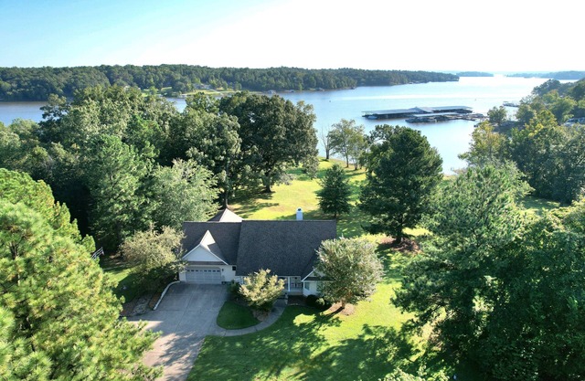 Lakehouse on Kentucky Lake-Waterfront/Private dock/Firepit/Gentle slope/firewood