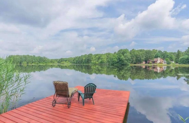 Lakehouse with Gorgeous View Family Friendly!