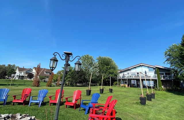 LakeHuron waterfront cottage/Hot tub/Max 2 pets& private sand beach/20 people.