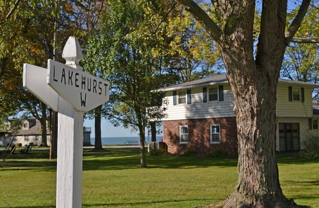 Lakehurst Bungalow – Stunning Lake Erie Views & Relaxation Await