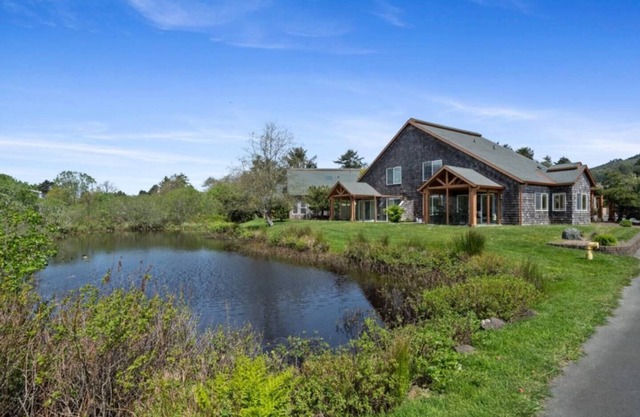 Lakeshore Haven| 3BR w/Stunning Views & Canoe