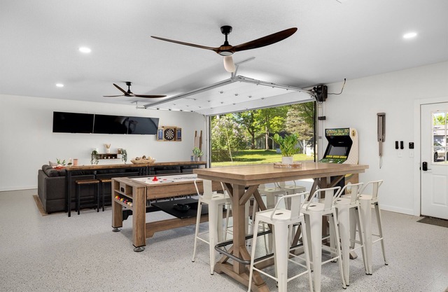 Lakeshore Living - Private Beach, Sleeps 16!