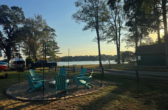 Lakeside 3 bedroom retreat with game room, hot tub and kayaks