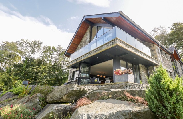 LAKESIDE AT LOUPER WEIR, family friendly in Bowness-On-Windermere