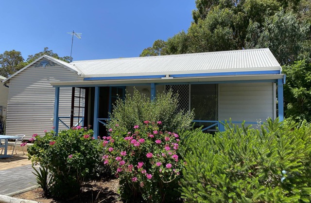 Lakeside Charm: Spacious 2 Bedroom Cottage On Flower Farm Surrounded By Nature