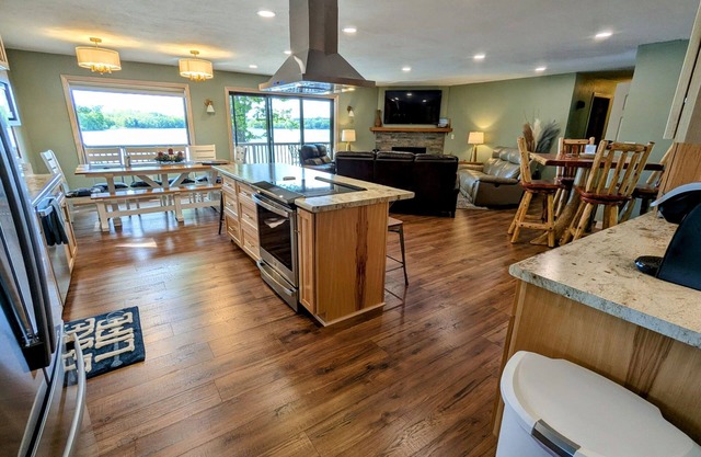 Lakeside Escape/Ski Nordic Mt./lakefront cabin/pontoon rental/Pets/Hot Tub!