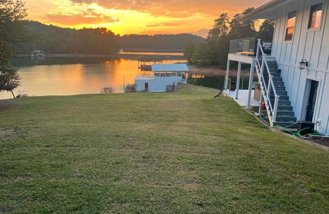 Lakeside Haven: Hot Tub! Wi-Fi! Free Parking! Private! Beach! Centrally located.