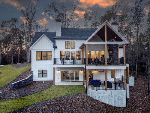 Lakeside Haven with Gourmet Kitchen