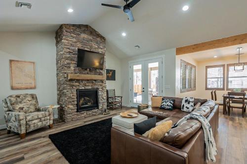 Lakeside Pines Retreat- Stay warm in Cozy Comfort